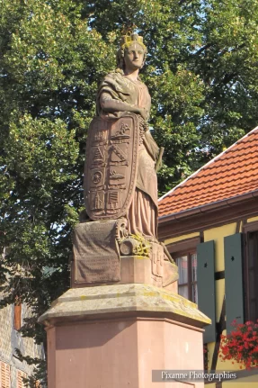 alsace, ribeauvillé, place de la sinne, fontaine, alsace et moi, pixanne photographies