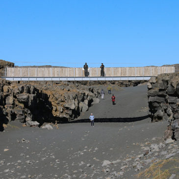 Miðlína bridge (Midlina) * Pont entre deux Continents