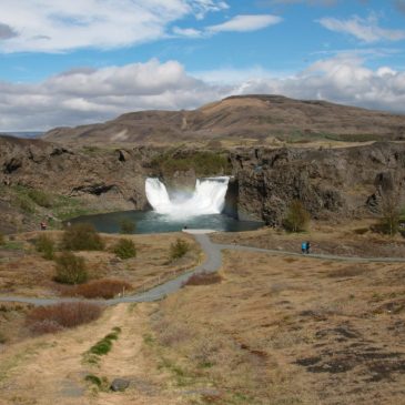 Cascade de Hjálparfoss