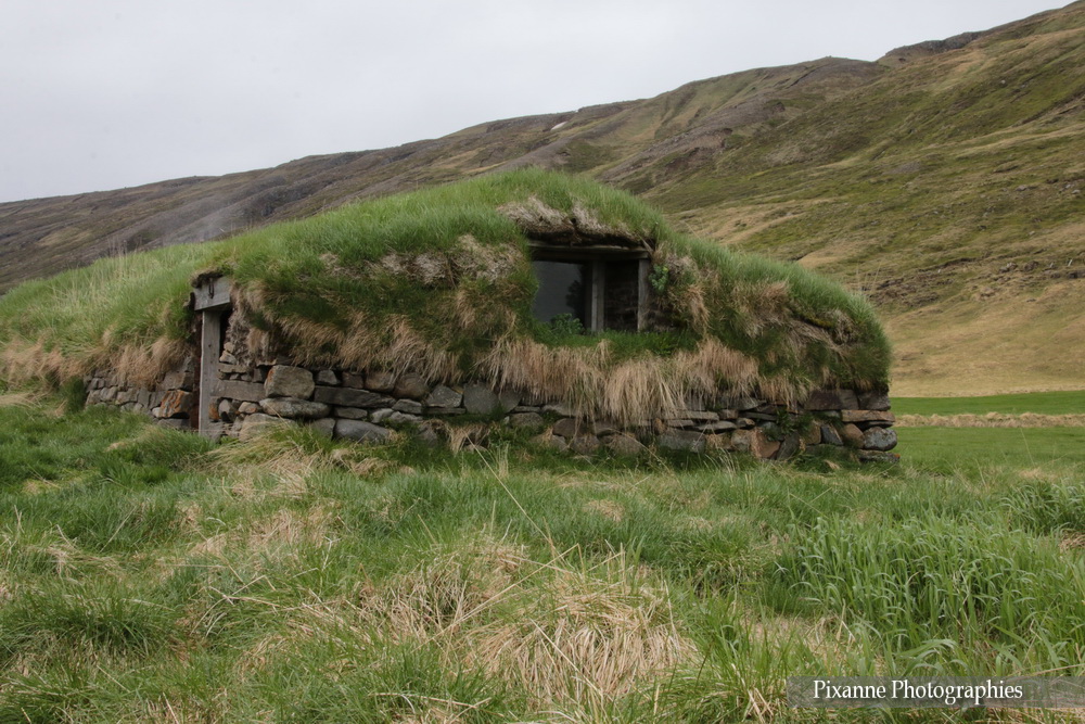 Europe, Islande, Torfhusin I Hjardarhaga, Maison en tourbe, Souvenirs de Voyages, Pixanne Photographies