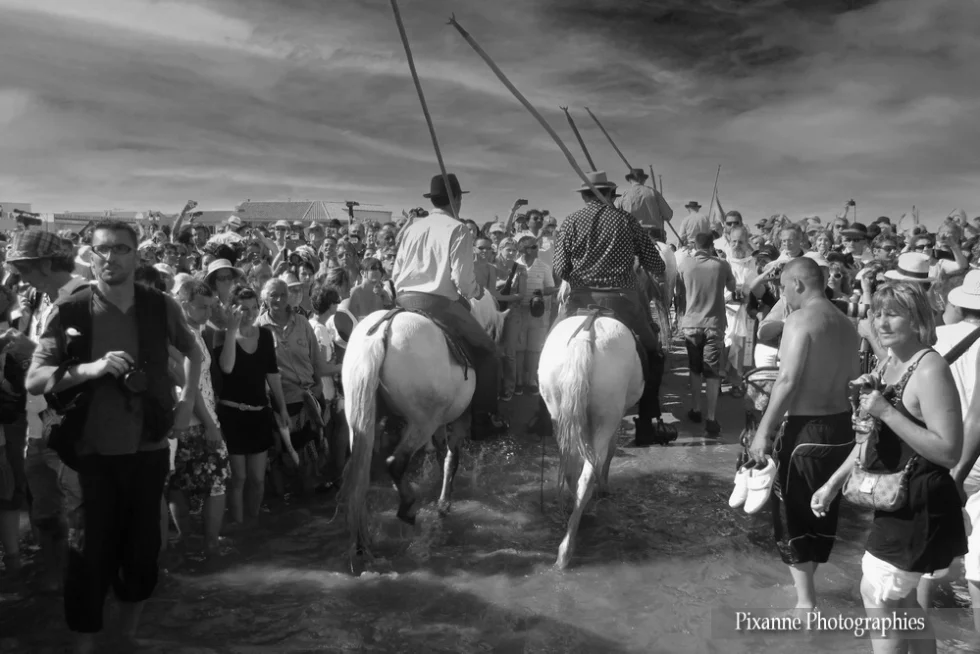Europe, France, PACA, Bouches du Rhone, Saintes Maries de la Mer, Souvenirs de Voyages, Pélerinage des Gitans, Procession de Sainte Sara à la mer, Pixanne Photographies