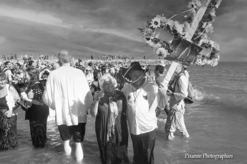Europe, France, PACA, Bouches du Rhone, Saintes Maries de la Mer, Sainte SARA, Pélerinage des Gitans, Procession Sainte Sara à la mer, Souvenirs de Voyages, Pixanne Photographies